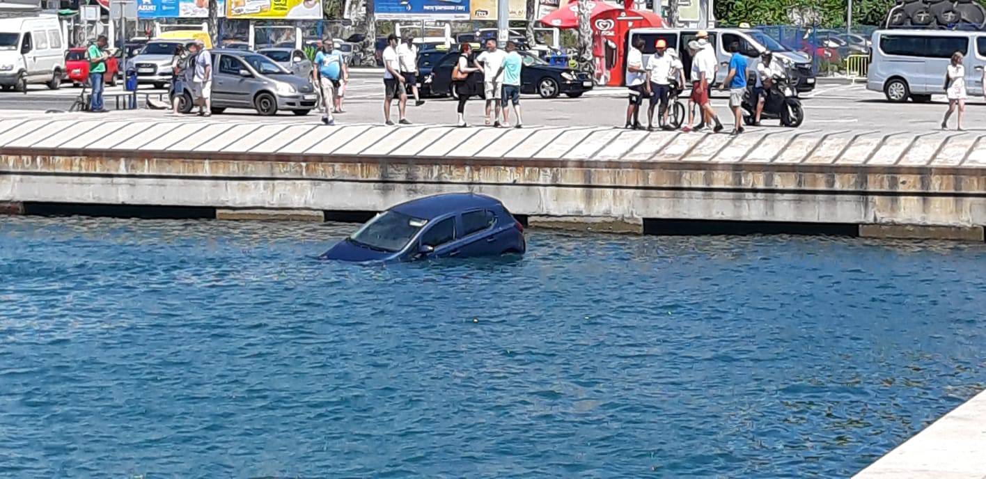 Auto u Splitu završio u moru, ljudi na vrijeme izašli iz njega