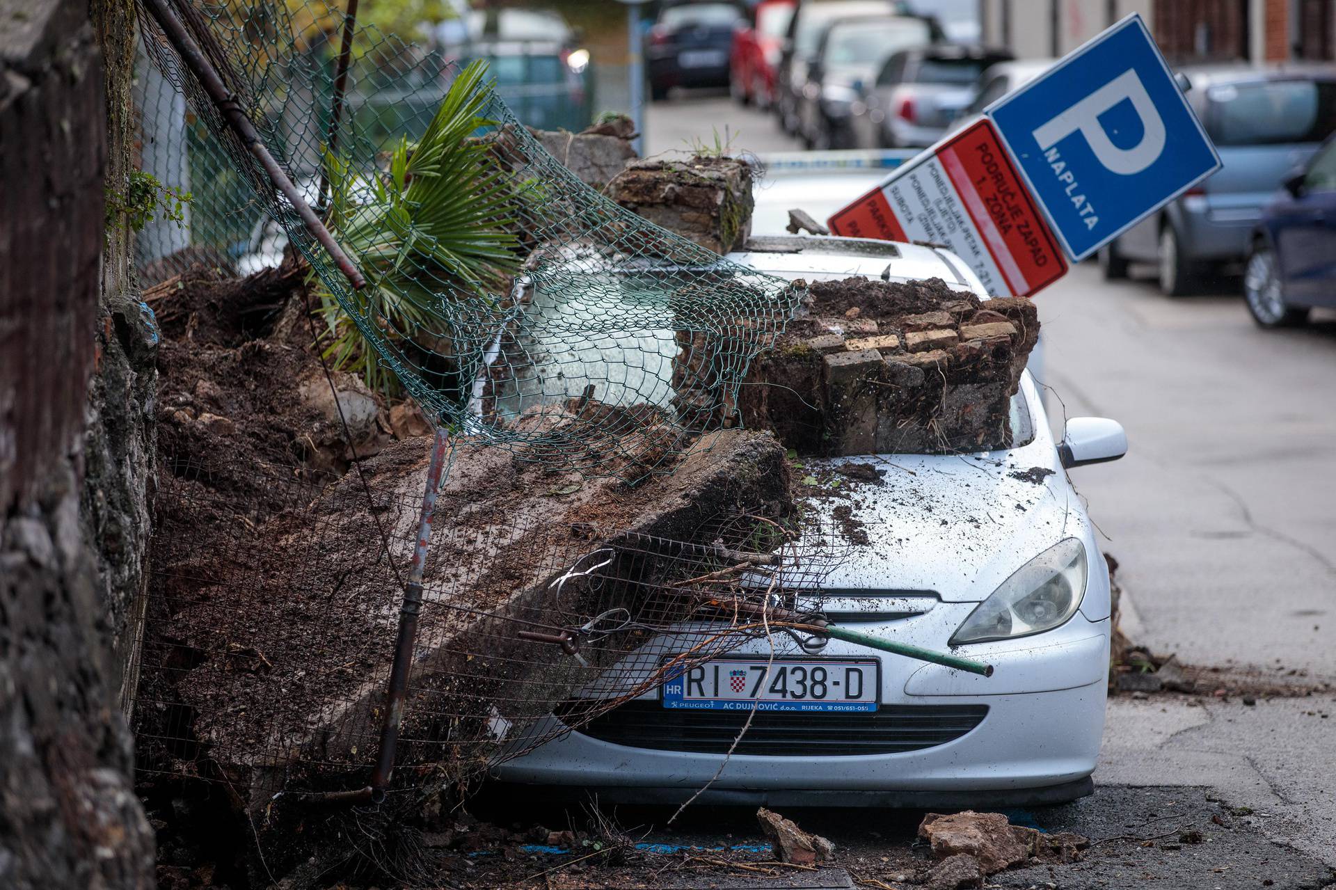 Rijeka: Na parkirana vozila urušio se zid