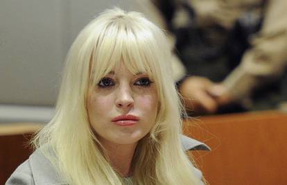 Boji se zatvora: L. Lohan se zbog uvjetne zaključala u kuću
