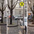 VIDEO Nevjerojatno. Autom je zablokirao tramvaje. Građani ga  izgurali i 'servirali' pauku
