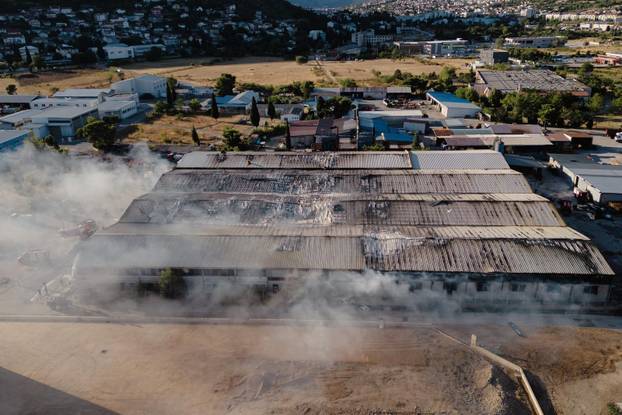 Mostar: Pogled iz zraka na tri hale tvrtke Interkomerc koje su izgorile u požaru