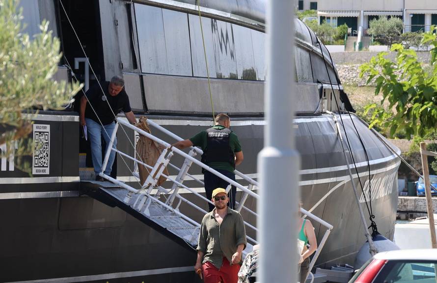 Policijski očevid u Milni nakon tragične pomorske nesreće u Splitskim vratima