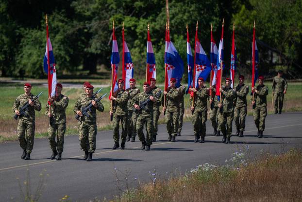 Velika Gorica: Uvježbavanje pješačkih postroja Hrvatske vojske za svečani vojni mimohod