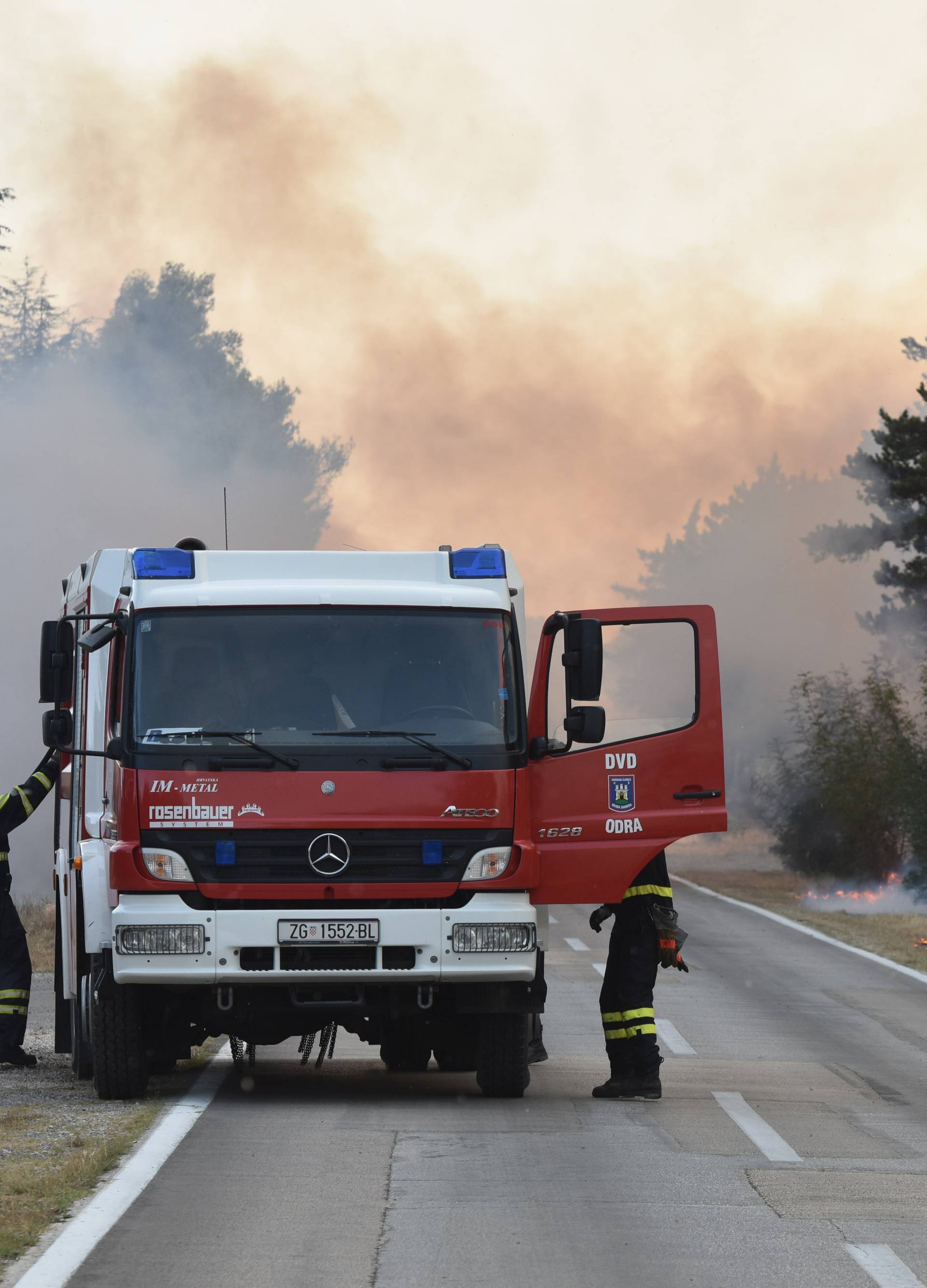 Zapalio travu uz prugu: Nisu mogli ugasiti vatru pa pobjegli