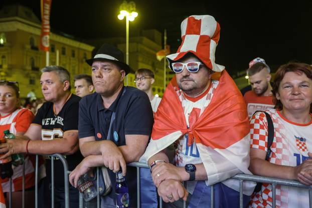 Zagreb: Navijači na na Trgu bana Jelačića prate utakmicu Hrvatska  - Portugal 
