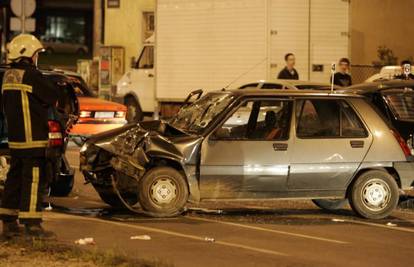 Prebrzo vozili i naletili na četiri auta na semaforu