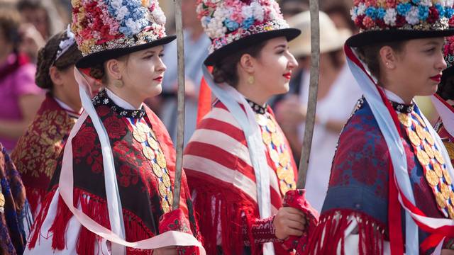 Svečana povorka sudionika 52. Đakovačkih vezova