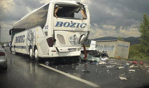 'Udarac je bio strašan': Jedan mrtav u sudaru kamiona i busa