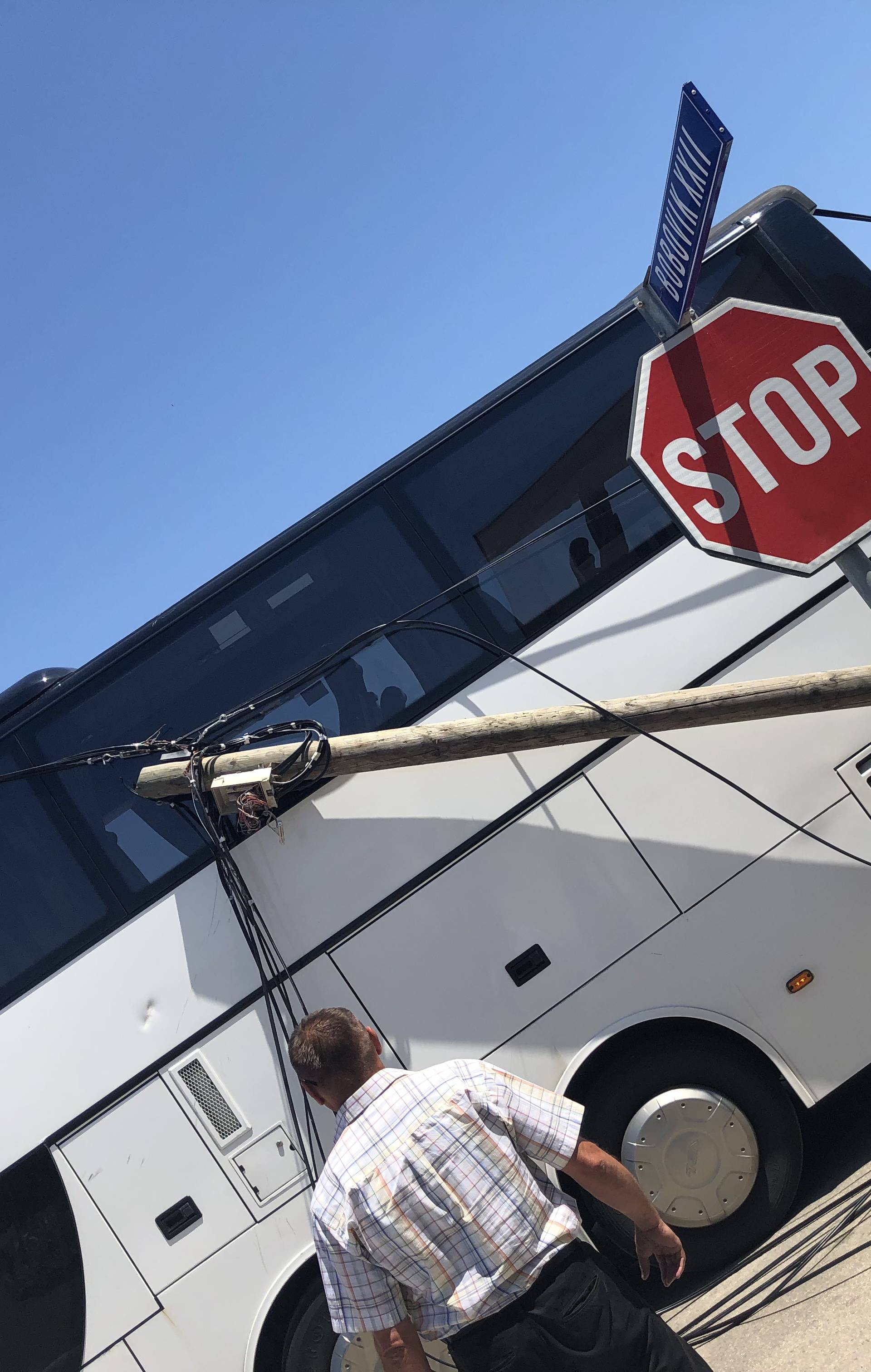 Autobus na Viru zapeo za žice pa iščupao telefonske stupove