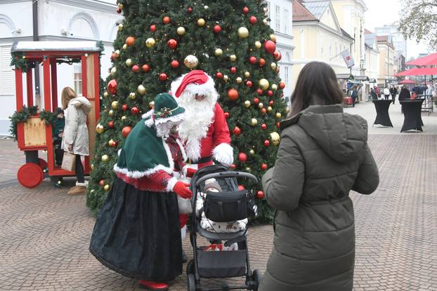 Bjelovar: Baka i Djed Mraz na bjelovarskom adventu uveseljavaju sve naraštaje