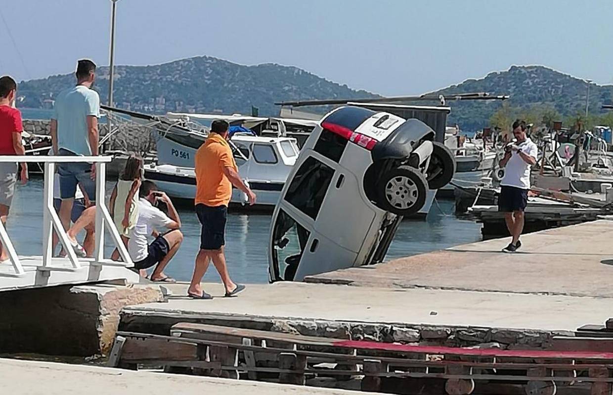 Dečki se sparkirali i zaboravili na ručnu, auto skliznuo u more