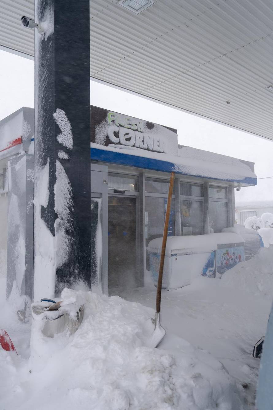 Korenica: Jako snježno nevrijeme stvorilo velike probleme u prometu