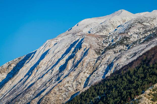 Park prirode Blidinje i zaleđeno jezero tijekom sunčanog zimskog dana