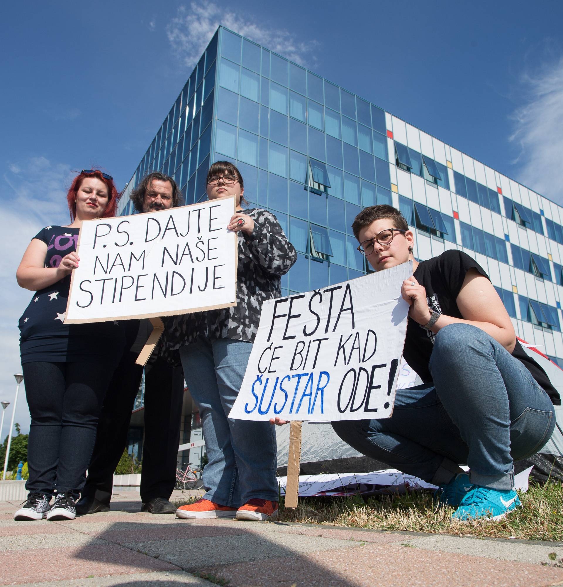 Kod Šustara podigle šatore: 'Tražimo isplatu stipendija'