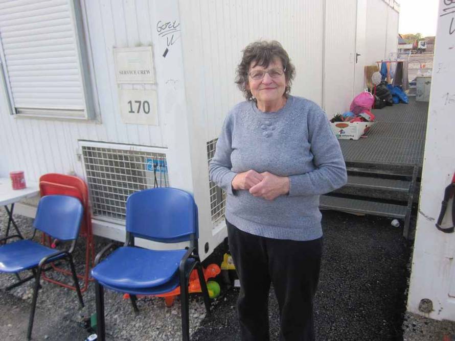 Priča iz Petrinje: Nevenka prvu noć opet na svome. Ispekla je kolače i prodaje ih na tržnici