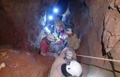 Stradali speleolog bolje, mogli bi ga izvući iz jame do petka