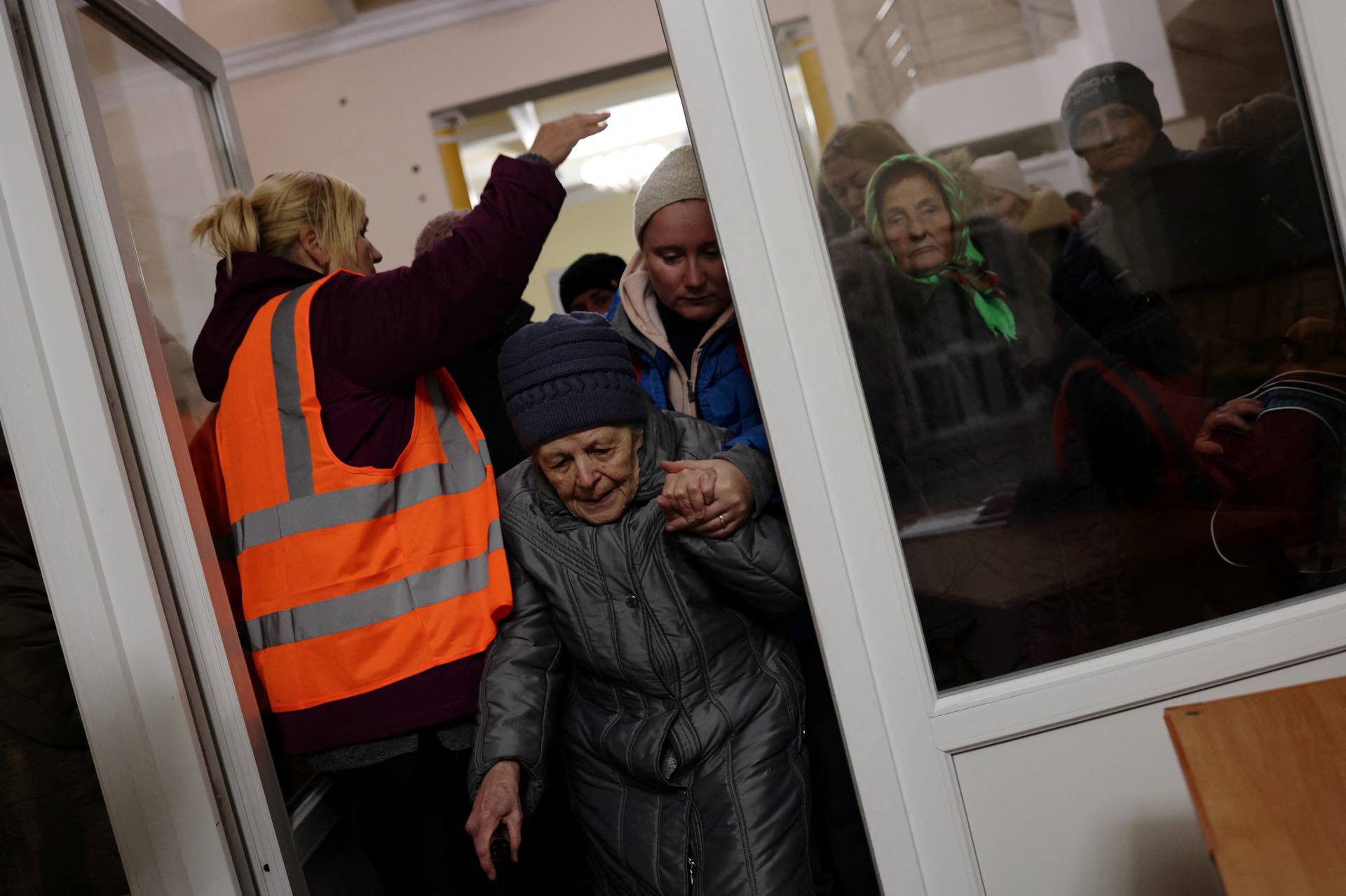 Kherson residents leave the city to Kyiv by train