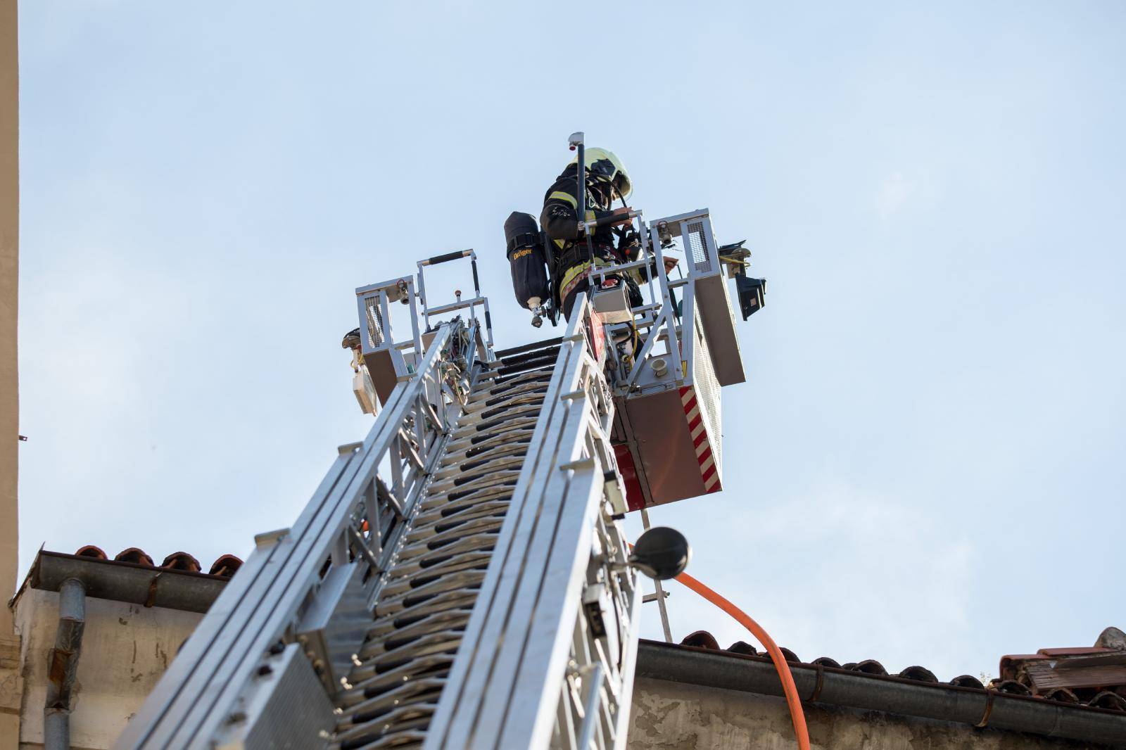 Rijeka: POžar na krovištu zgrade u centru grada