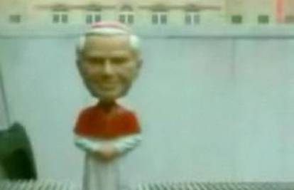 Katolici ljuti zbog reklame sa lutkom pape Benedikta