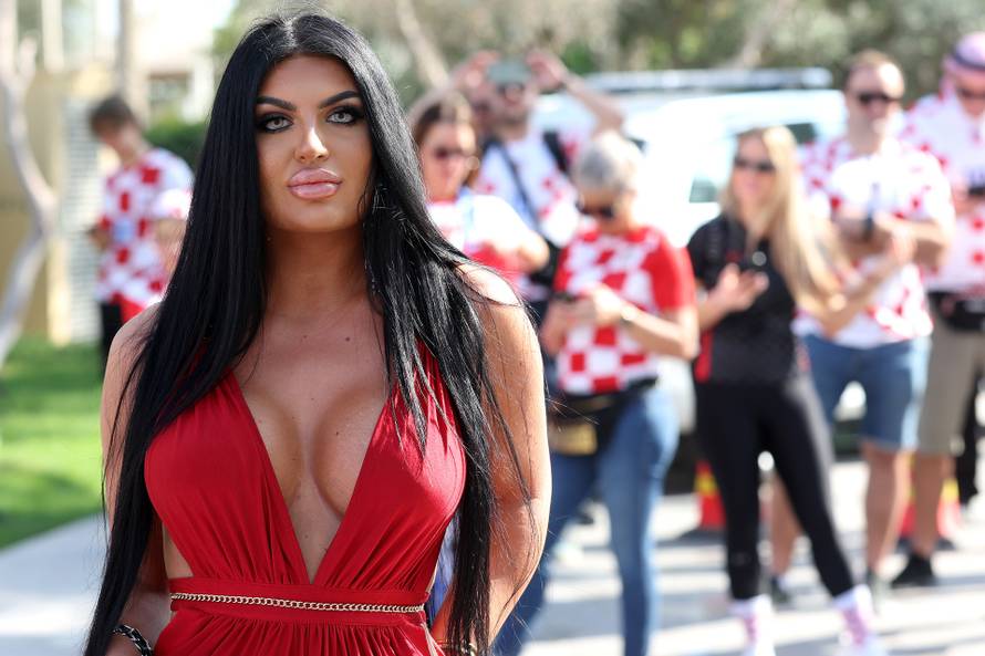 KATAR 2022 - Magdalena Keškić u društvu navijača Hrvatske