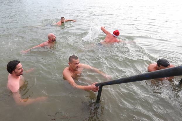 Karlovac: Zimsko kupanje u rijeci Korani