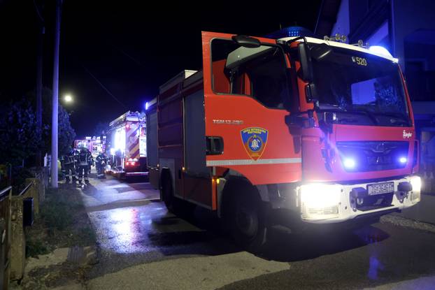 Velik požar u Sesvetama, izgorjelo deset automobila, oštećen i brod