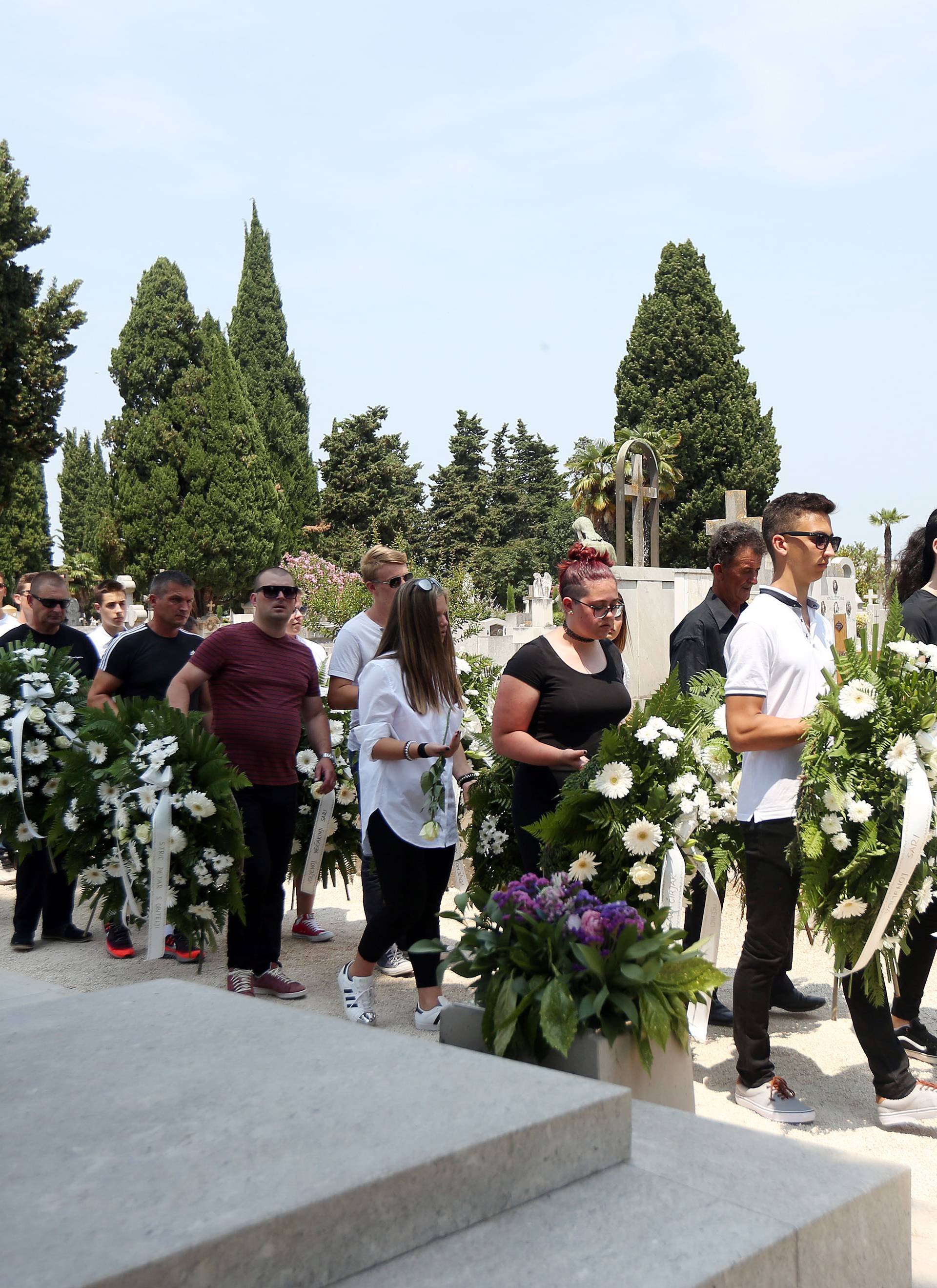 Od Sare se oprostila shrvana obitelj, prijatelji i sugrađani...