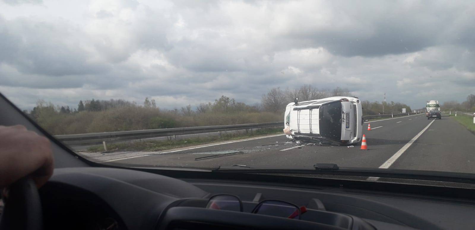 Autom udario u zaštitni stup i prevrnuo se: 'Ne znam kako je to uspio, izgledalo je gadno'