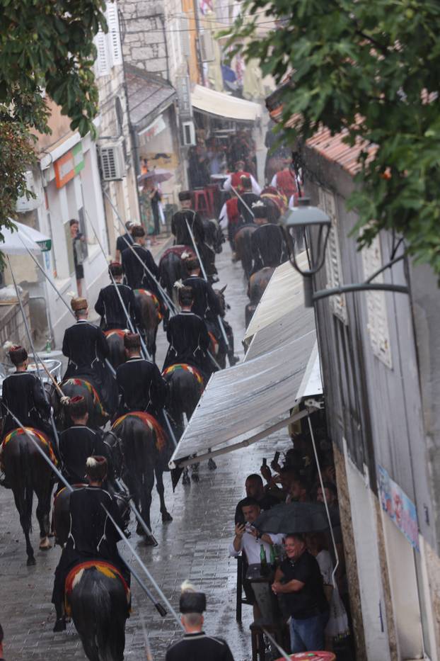Sinj: Zbog jakog pljuska odgođena 310. Sinjska alka