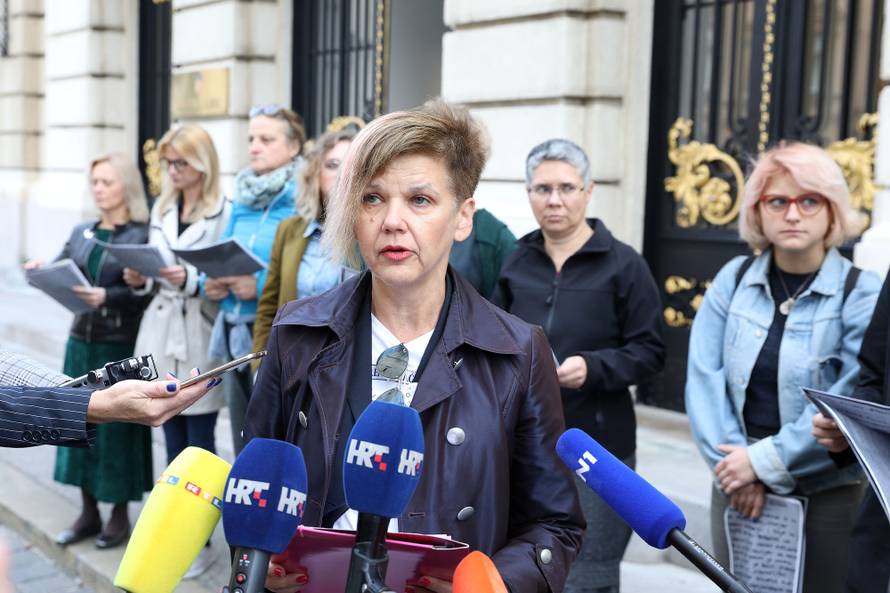 Zagreb: Aktivistice udruge RODA javno Äitale potresna svjedoÄanstva Å¾ena