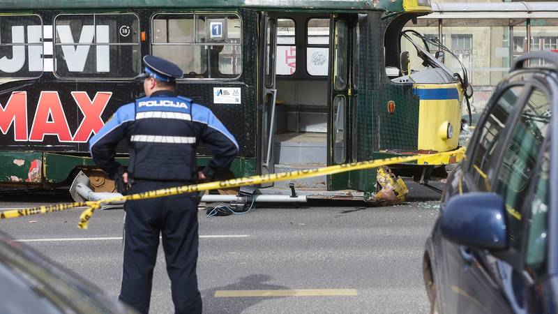 FOTO Užas u Sarajevu: Tramvaj iskočio iz tračnica, poginula je žena, više ljudi je ozlijeđeno