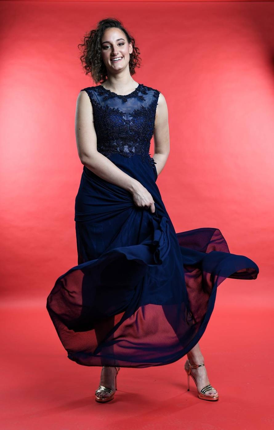 Frizura i šminka: Do šminke i frizure za pol vure - 80 kn, 240 kn; Haljina: Butik Giovanni -600 kn; Cipele: Roberto - 79 kn UKUPNO 999 kn