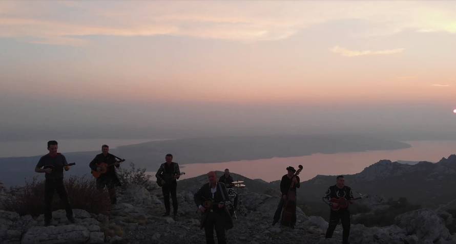 Gazdama je bura porazbijala opremu usred snimanja spota