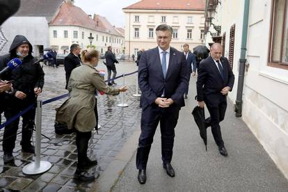 Zagreb: Premijer Plenković borio se protiv kiše i vjetra dok je polagao vijenac