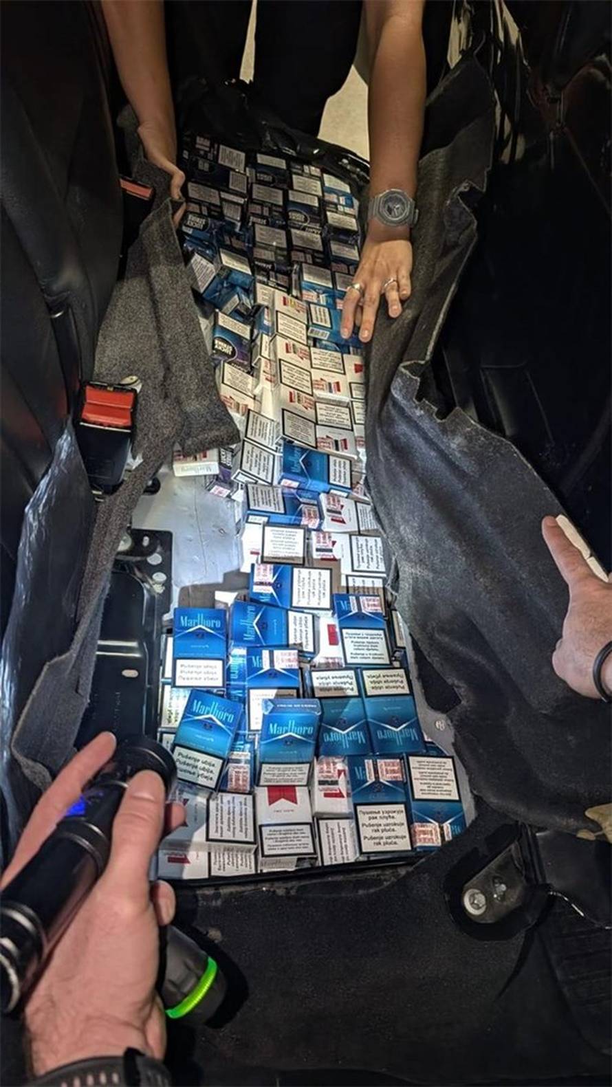 POPUŠIO JE  Pokušao u Hrvatsku prošvercati 42.000 cigareta. Pogledajte gdje ih je sve sakrio