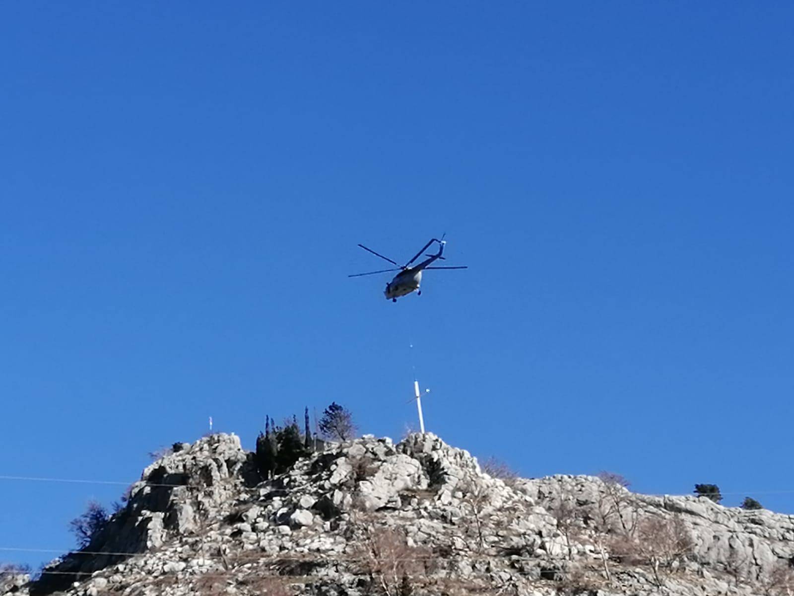 Helikopterom HV-a na Mosoru postavljaju križ od 10,5 metara