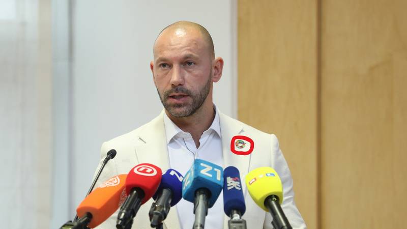 See what represents the badge carried by Minister Habijan