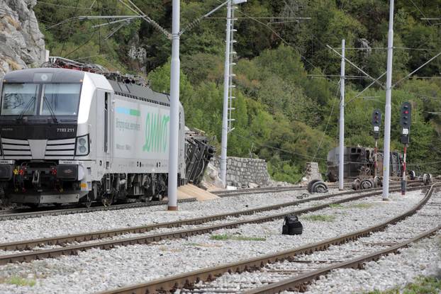 Teretnom vlaku kod Rijeke otkazale kočnice, iskočio s tračnica