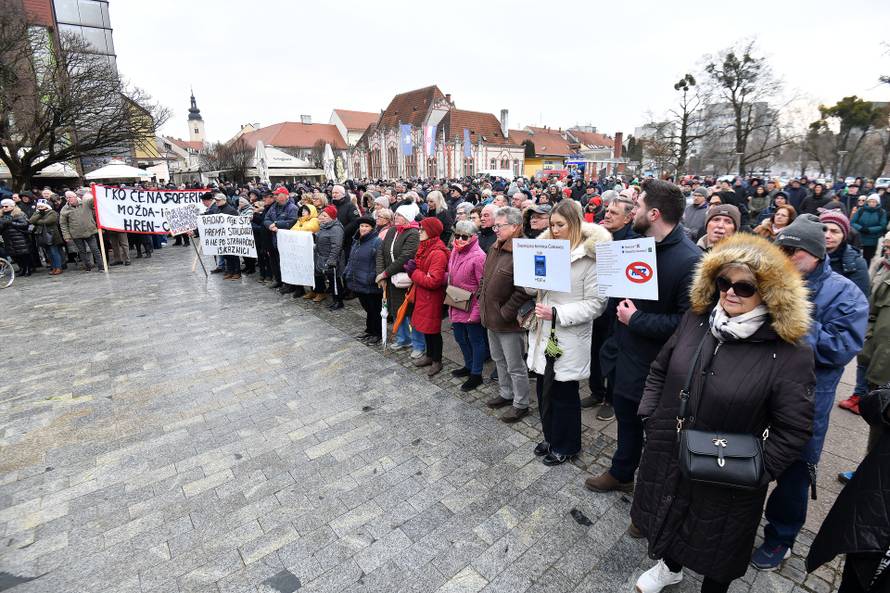 Čakovec: Građani se okupili ispred bolnice u znak podrške kirurzima Županijske bolnice Čakovec