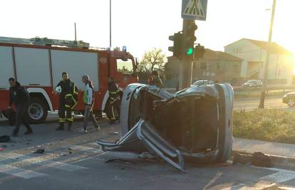 Sudar dva auta: Vatrogasci su rezali staklo da izvuku ženu...