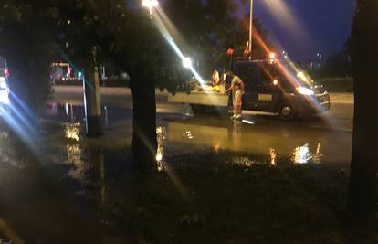 Poplavljena Vukovarska ulica, policija je blokirala promet...