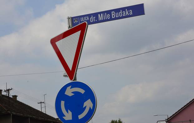 Slavonski Brod:  Plo?a s natpisom ulice dr. Mile Budaka  zašarana crvenom bojom