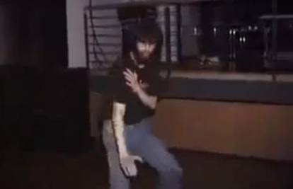 Video: Štovatelj Bore Leeja se razuzdao na plesnom podiju