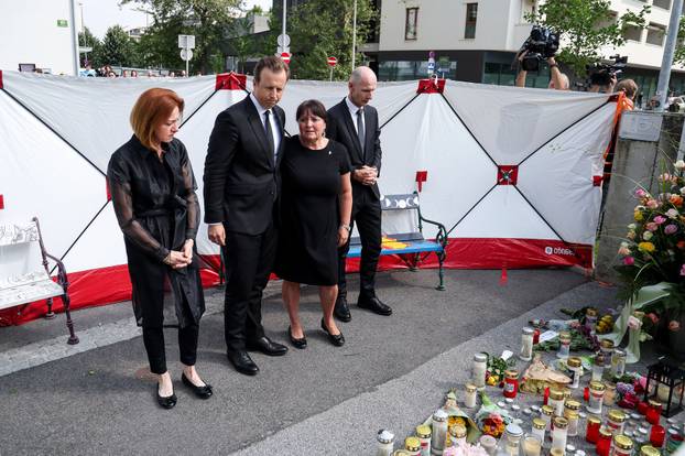 Graz: Dan nakon pokolja u školi brojni građani i učenici polažu cvijeće i pale svijeće za ubijene