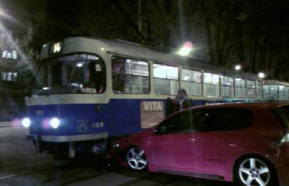 Usprkos zabrani skrenuo ulijevo i udario u tramvaj