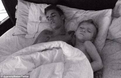 Dome, slatki dome: J. Bieber zaspao pored mlađeg brata