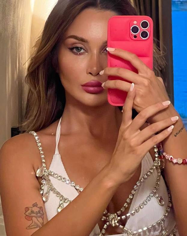 FOTO Prelijepa DJ-ica koja tvrdi da je bila liječnica obožava pokazivati tijelo u badiću