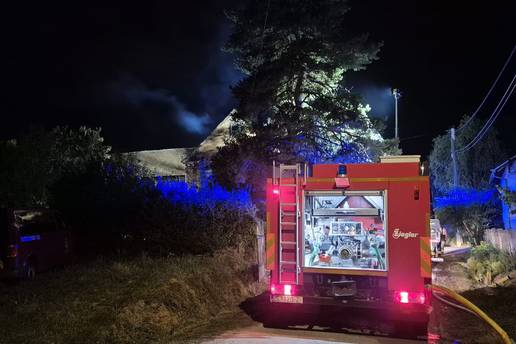 Jedna osoba poginula u po&zcaron;aru u Sv. Ivanu Zelini! U potpunosti izgorjela ku&cacute;a,  stigla i policija...