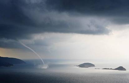 Deseci pijavica na moru kraj Cavtata i Dubrovnika