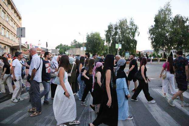 Novi Pazar: Građani i studenti održali su 17 minuta tišine ispred Gradske uprave, nakon toga su nastavili blokirati magistralni put